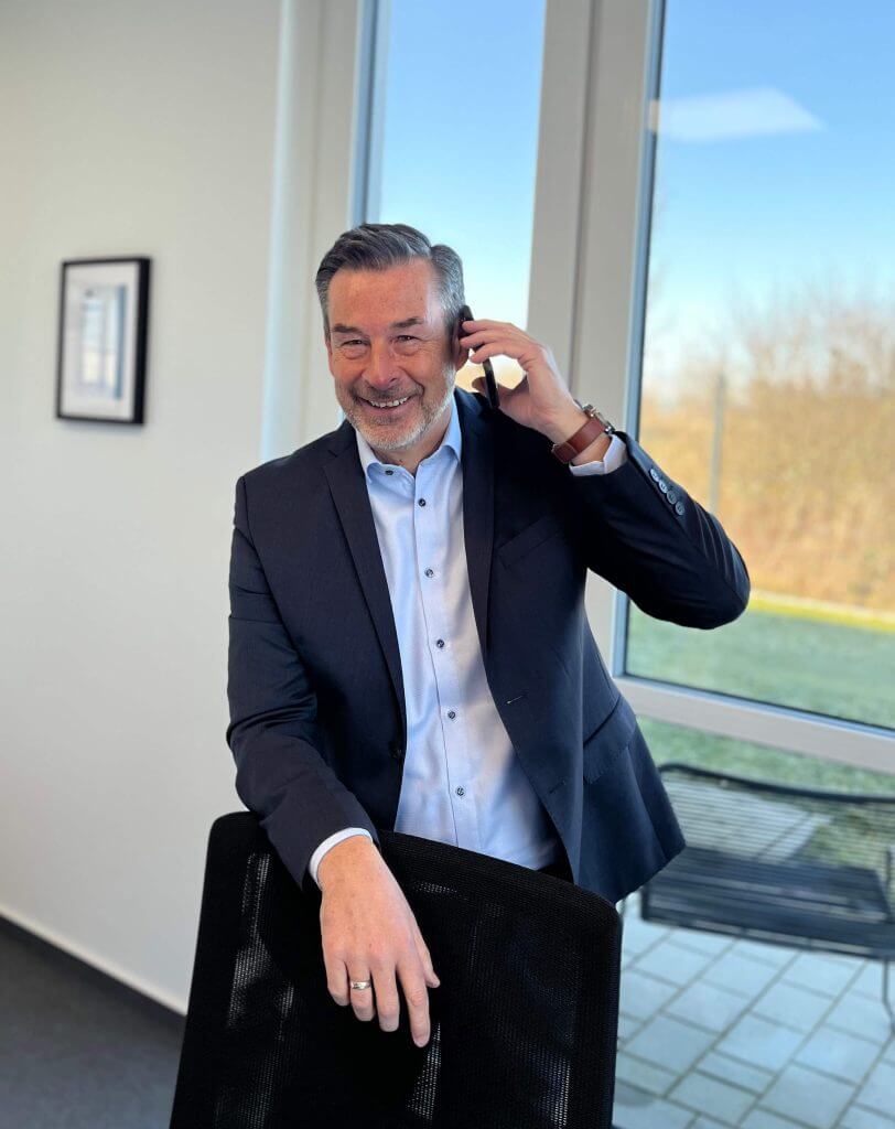 Wealthgate Insurance Wolfgang Kurz telefonieren lachen nett