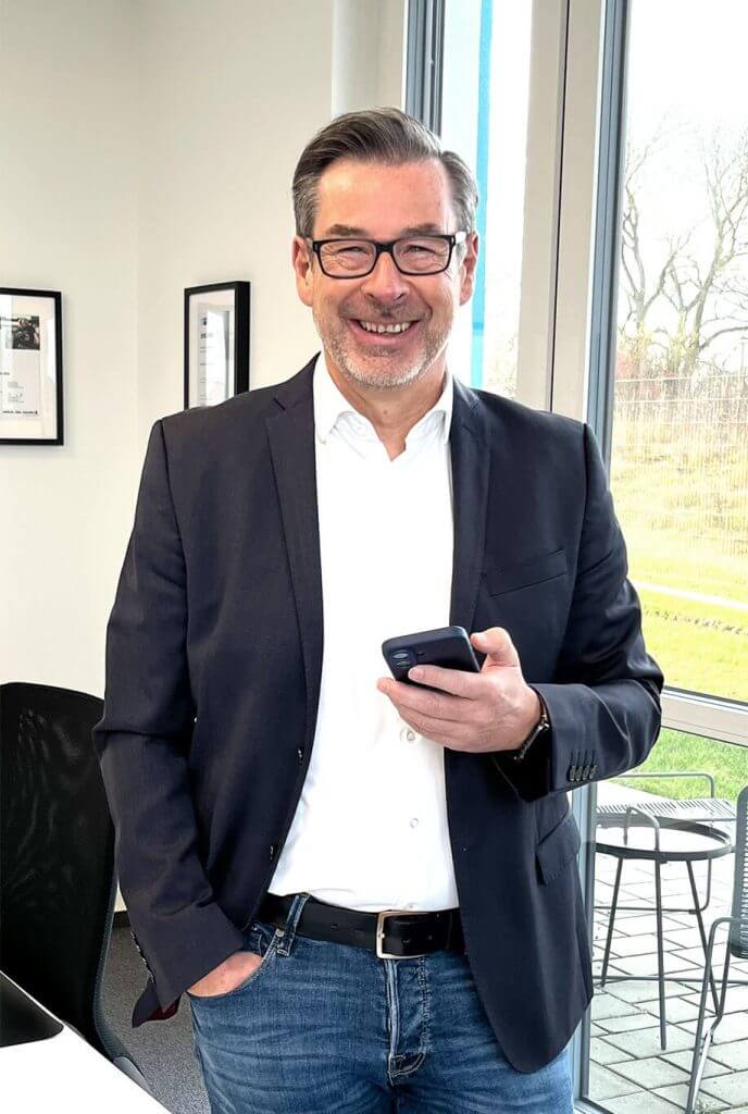 Wealthgate Insurance Wolfgang Kurz stehen freundlich